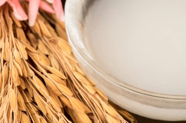 Beyaz arka planda izole edilmiş kahverengi pirinç suyu ve kulağı.