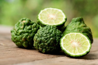 Doğanın arka planında Kaffir limonu ya da sülük limonu.