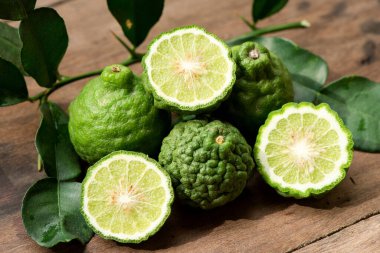 Eski bir ahşap arka planda Kaffir limonu ya da limon meyvesi.