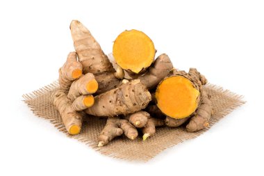 Beyaz arkaplanda Curcuma rhizome izole.