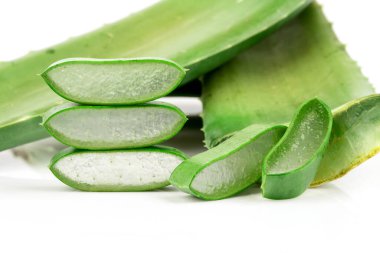 Aloe vera dilimleri beyaz arkaplanda izole edilmiş.