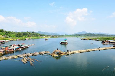 Sangkhlaburi bölgesindeki Tahta Köprü veya sapan mon Kanchanaburi Tayland.
