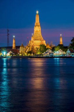 Bangkok Tayland 'daki Wat Arun' da alacakaranlık ışığı.