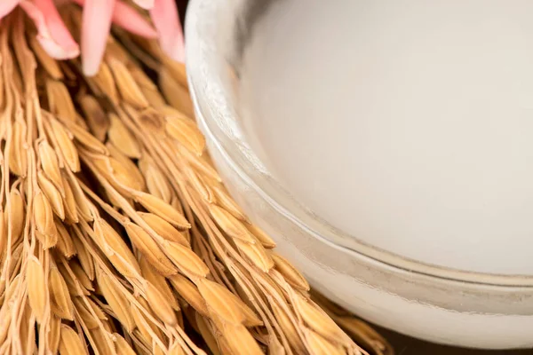 Beyaz arka planda izole edilmiş kahverengi pirinç suyu ve kulağı.