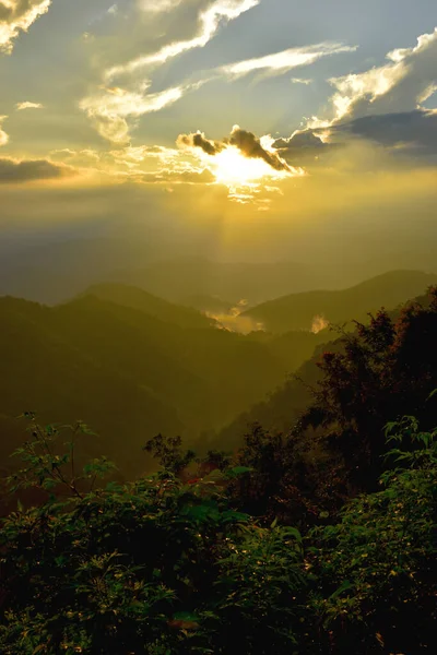 Gün batımlı manzara, Tayland 'da bulutlar ve dağ manzarası.