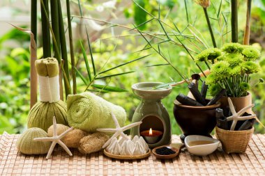 Yüzünde bambu kömürü ve bal olan yüz maskesi..