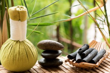 Bambu kömürü, yeşil yapraklar ve doğa arka planında izole edilmiş toz.