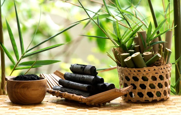 Bambu kömürü, yeşil yapraklar ve doğa arka planında izole edilmiş toz.