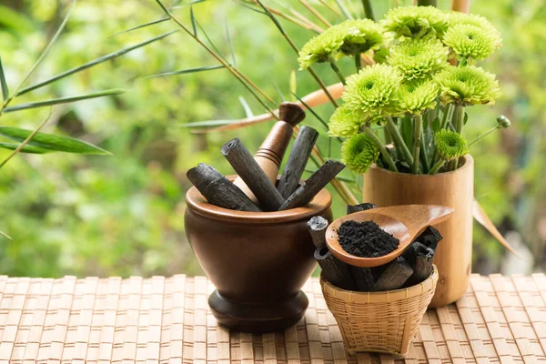 Bambu kömürü, yeşil yapraklar ve doğa arka planında izole edilmiş toz.
