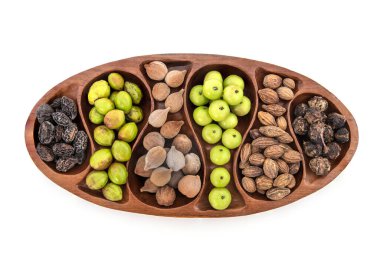 Beyaz arka planda izole edilmiş Beleric Myrobalan, Chebulic Myrobalans ve Indian Gooseberry meyveleri..