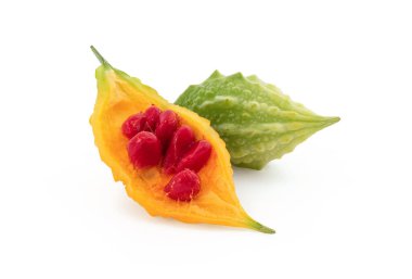 Kesme yolu ile beyaz arkaplanda izole edilmiş acı kabak meyveleri.