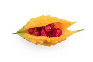 Kesme yolu ile beyaz arkaplanda izole edilmiş acı kabak meyvesi.