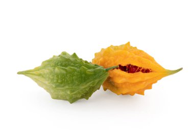 Kesme yolu ile beyaz arkaplanda izole edilmiş acı kabak meyveleri.