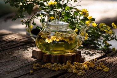 Doğal arkaplanda kasımpatı çiçeği çayı.