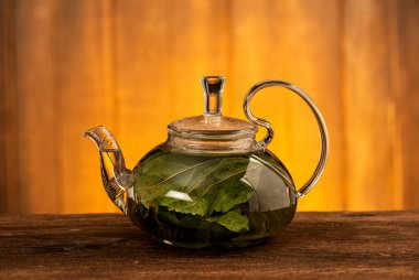 Beyaz arka planda izole edilmiş dut çayı.