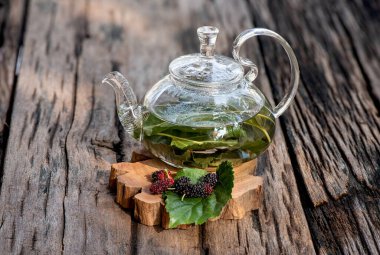 Doğal arka planda dut çayı.