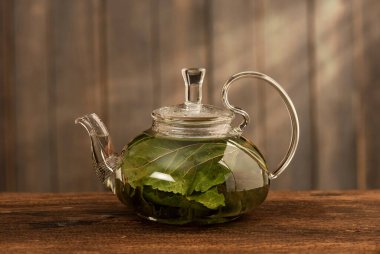 Beyaz arka planda izole edilmiş dut çayı.