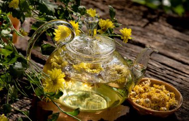 Doğal arkaplanda kasımpatı çiçeği çayı.