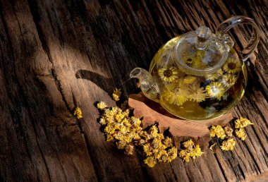 Doğal arkaplanda kasımpatı çiçeği çayı.