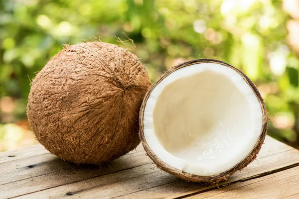 Tam hindistan cevizi ve yarım hindistan cevizi..