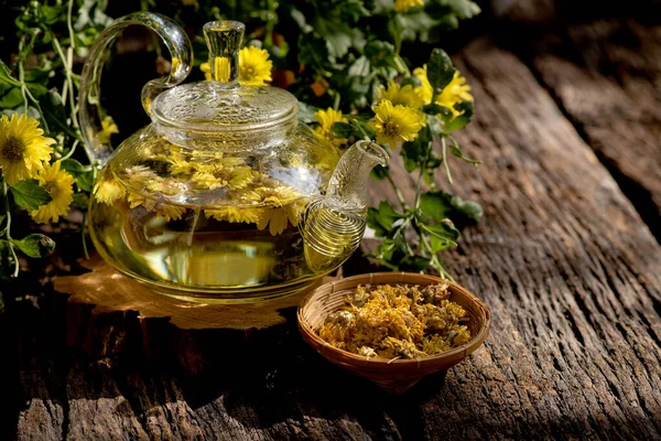 Doğal arkaplanda kasımpatı çiçeği çayı.