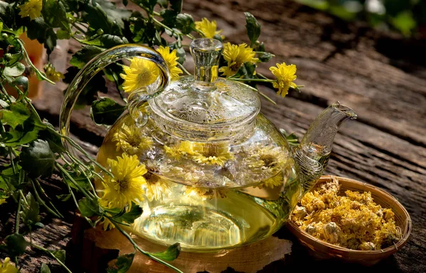 Doğal arkaplanda kasımpatı çiçeği çayı.