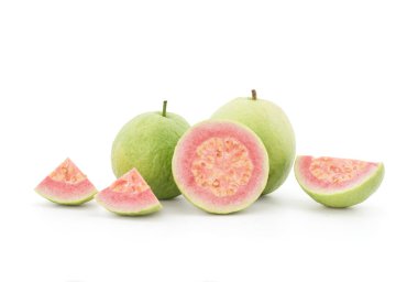 Pembe guava meyveleri kırpma yolu ile beyaz arkaplanda izole.