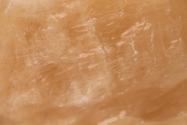 Beyaz arkaplanda izole edilmiş turuncu mermer dokusu.