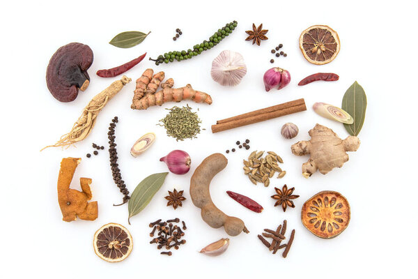 Травы для здоровой иммунной системы и антивируса изолированы на белом фоне..