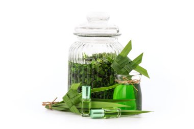 Pandanus, beyaz arka planda izole edilmiş alkolle ayrılır..