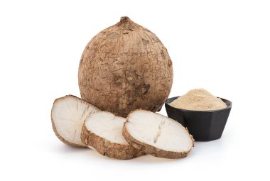 Pueraria mirifica ya da beyaz kwao krua meyvesi, dilimler ve arkaplanda kırpma yolu ile izole edilmiş toz.