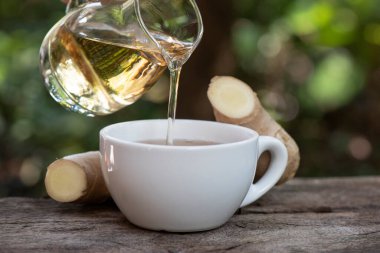 Zencefilli rom ve doğa arka planında çay..