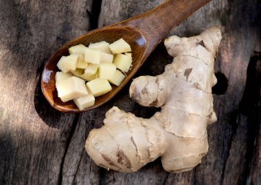 Taze zencefil rhizomu ve doğa arka planında kesik.