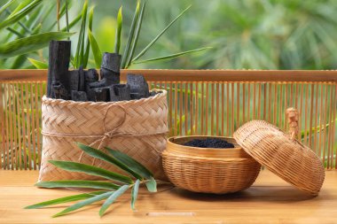 Bambu kömürü ve toz doğa arka planında.