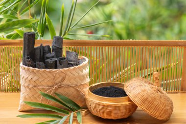 Bambu kömürü ve toz doğa arka planında.