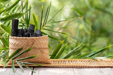 Bambu Kömürü doğa arka planında.