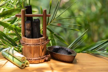 Bambu kömürü ve toz doğa arka planında.