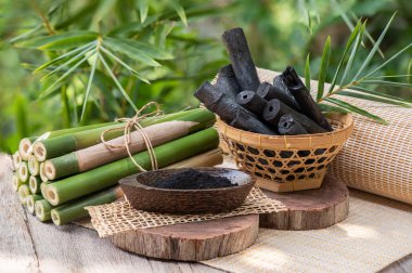 Bambu kömürü ve toz doğa arka planında.