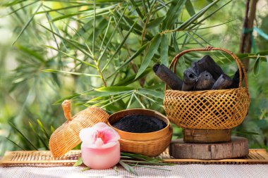 Bambu kömürü ve toz doğa arka planında.