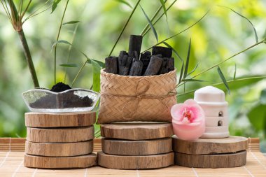 Bambu kömürü ve toz doğa arka planında.