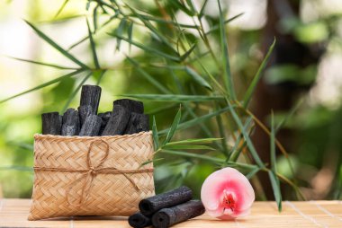 Bambu Kömürü doğa arka planında.