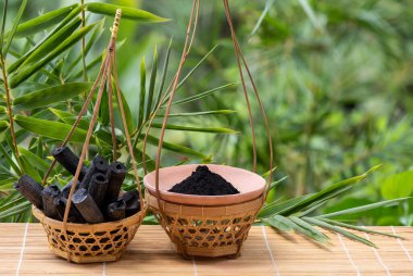 Bambu kömürü ve toz doğa arka planında.