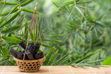 Bambu Kömürü doğa arka planında.