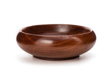 Tahta bardak beyaz arkaplanda izole.