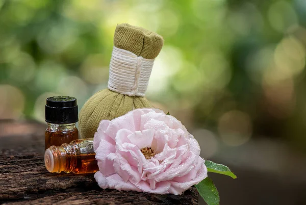 Aromaterapia Damaskiem Kwiat Róży Perfumy Kompresie Ziołowym Zielonych Liściach Bokeh — Zdjęcie stockowe