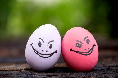 Renkli yumurtalar. Yüzü doğada hissediliyor..