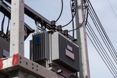 Güç transformatörü doğa arka planında.