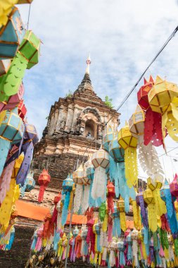 Lokmolee tapınağındaki pagoda, Loy Krathong festivali sırasında fenerlerle süslenmiştir..