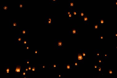 Yi Peng lambası geceleri gökyüzünde yüzer.