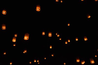 Yi Peng lambası geceleri gökyüzünde yüzer.